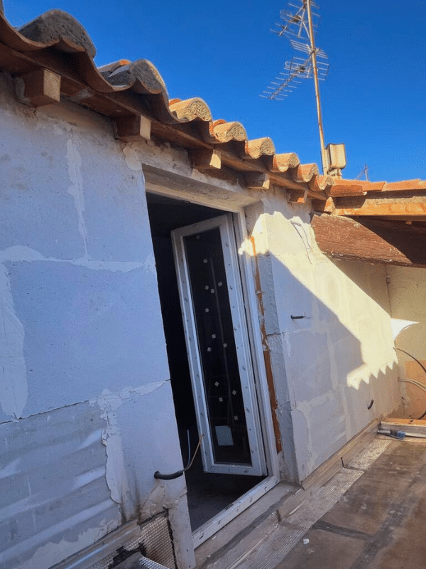 Façade en pierre restaurée avec un enduit à la chaux par GS Rénovation, expert en bâti ancien à Mèze.