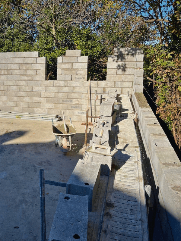 Aménagement extérieur et terrasse en pierre naturelle réalisée par GS Rénovation sur le Bassin de Thau.